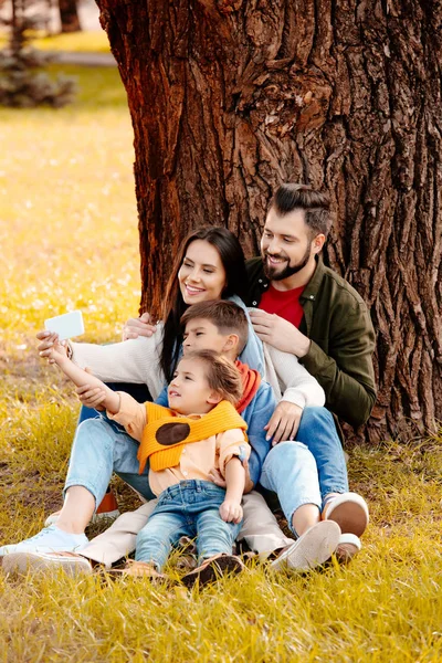 Família tomando selfie no parque — Fotografia de Stock