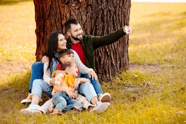 Familie nemen selfie in park — Stockfoto