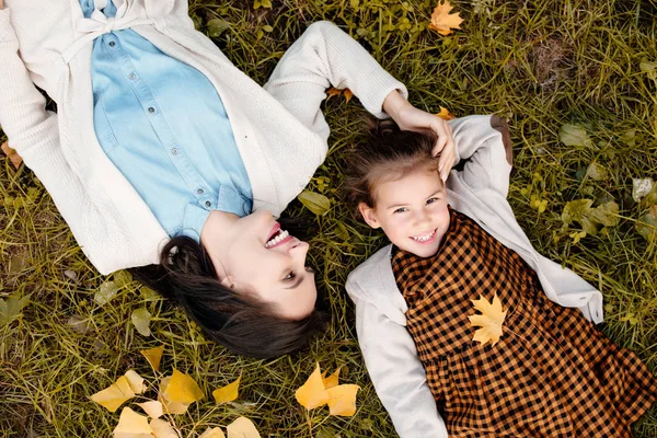 Mor och dotter liggande på gräs — Stockfoto