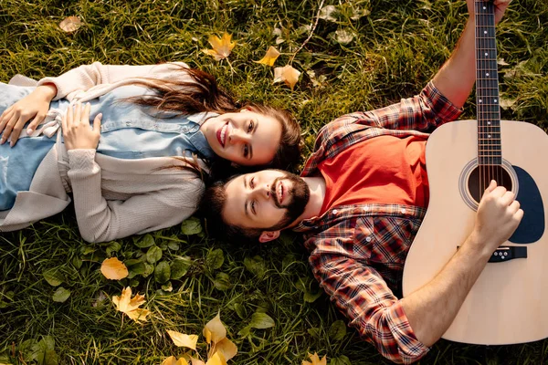 Paar liggend op gras — Stockfoto