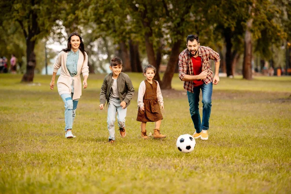 Família jogar futebol — Fotografia de Stock