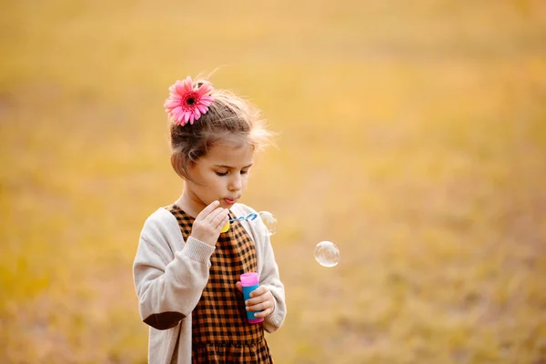 Child blowing soap bubbles — Stock Photo, Image