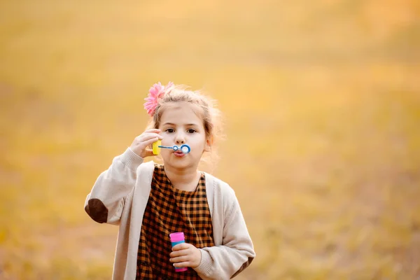 Child blowing soap bubbles — Stock Photo, Image