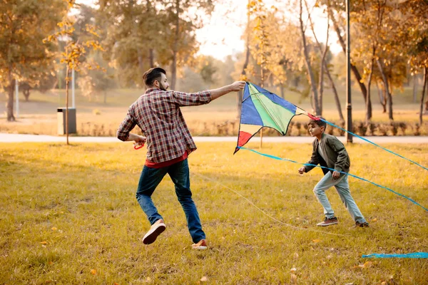 Familia jugando con cometa — Foto de Stock