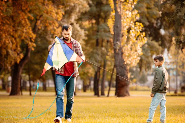 Padre e figlio aquilone volante — Foto Stock