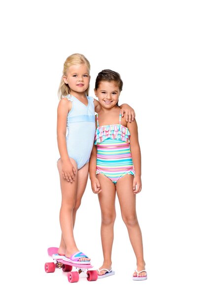 улыбающиеся дети со скейтбордом
 