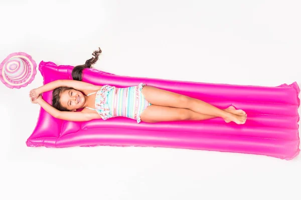 Enfant reposant sur un matelas de natation — Photo