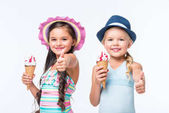 šťastné děti v plavky se zmrzlinou