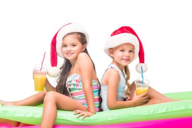 Noel Baba şapkaları portakal suyu ile çocuklarda 
