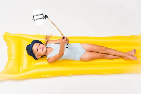 Criança tomando selfie de colchão de natação — Fotografia de Stock