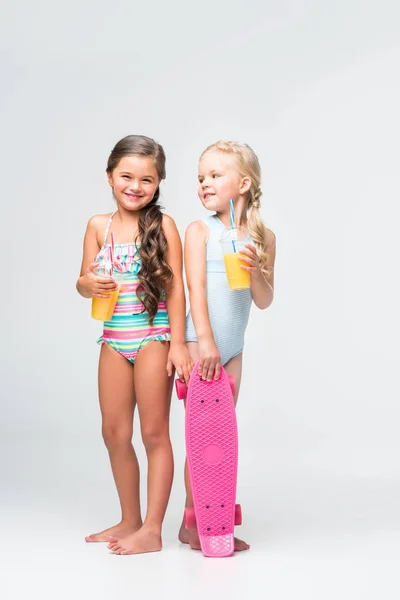 Enfants avec skateboard et jus — Photo
