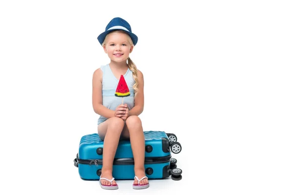 Niño feliz sentado en la maleta —  Fotos de Stock