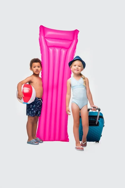 Kids with suitcase and swimming mattress — Stock Photo, Image