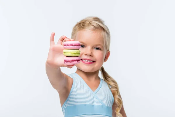 Niño feliz con macarrones — Foto de Stock