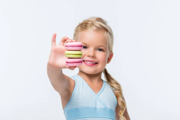 Niño feliz con macarrones —  Fotos de Stock