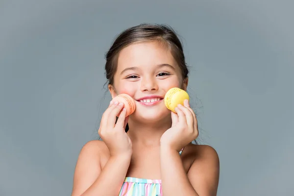 Criança feliz com macaroons — Fotografia de Stock