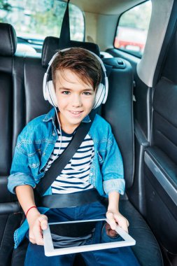 çocukla tablet arabada müzik dinleme