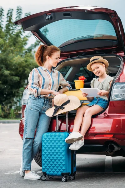 Mother and daughter in car trunk — Stock Photo, Image