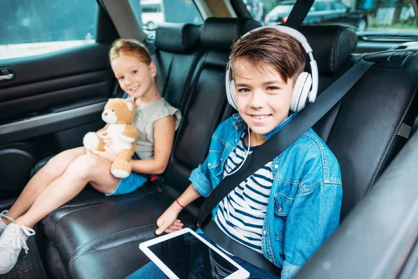 Brother and sister ready for car trip — Stock Photo, Image