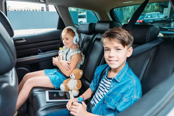 Brother and sister ready for car trip — Stock Photo, Image