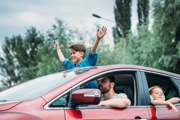 Father riding car with kids — Stock Photo, Image