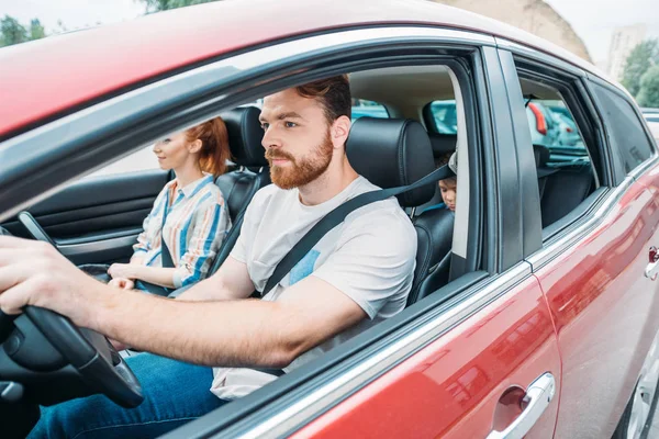 Perhe ratsastaa autolla yhdessä — kuvapankkivalokuva