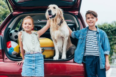çocuklar köpek araba gövde ile
