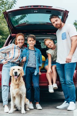 Aile köpek ayakta yanında araba ile