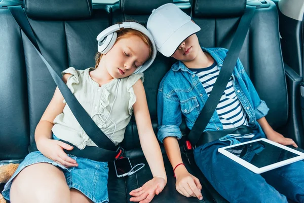 Niños durmiendo en los asientos traseros del coche — Foto de Stock