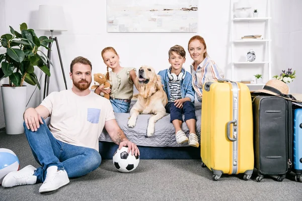 Familia con perro listo para el viaje — Foto de Stock