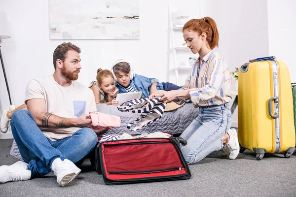 Bagagem de embalagem familiar para viagem — Fotografia de Stock