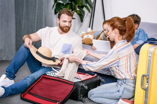 Family packing luggage for trip — Stock Photo, Image