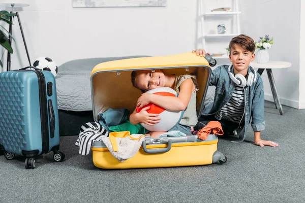 Kids packing clothes for trip — Stock Photo, Image