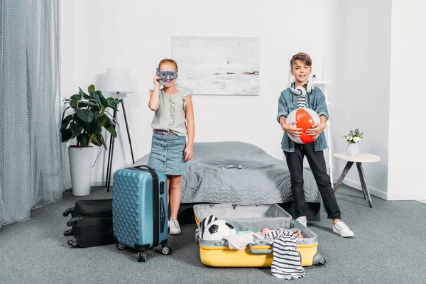 Kids packing clothes for trip — Stock Photo, Image