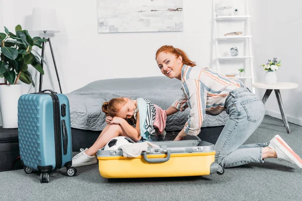 Мати і дочка упаковують одяг для поїздки — стокове фото