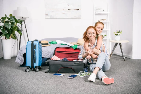Matka i córka pakowania dla podróży — Zdjęcie stockowe