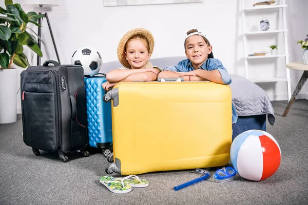 Niños van a tropezar — Foto de Stock