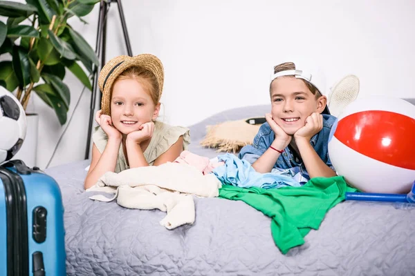 Kids with clothes for trip — Stock Photo, Image