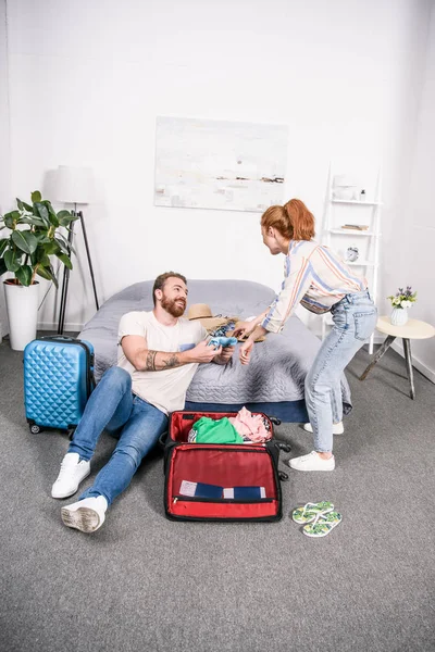 Paar packt Kleidung für Reise ein — Stockfoto