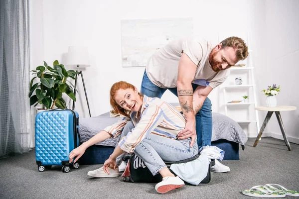 Couple packing clothes for trip — Stock Photo, Image