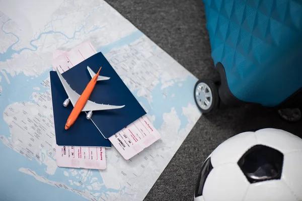 Flygbiljetter med leksak flygplan — Stockfoto