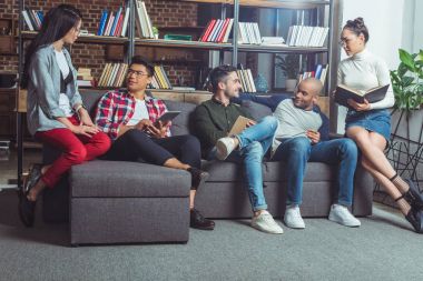 Çok ırklı öğrencilerin birlikte eğitim