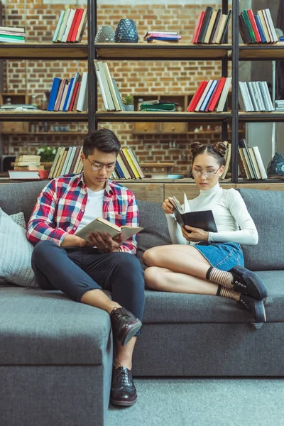 Estudiantes leyendo libros en la biblioteca — Foto de Stock