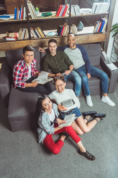 Estudantes multiétnicos estudando juntos — Fotografia de Stock