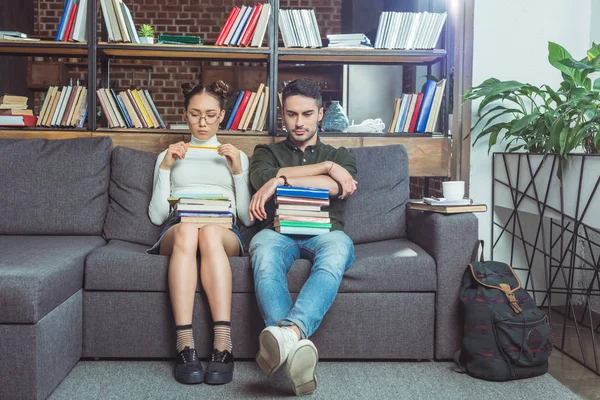 Pasangan dengan buku di perpustakaan — Stok Foto