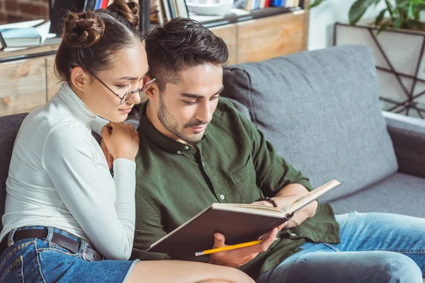 Couple reading book — Stock Photo, Image