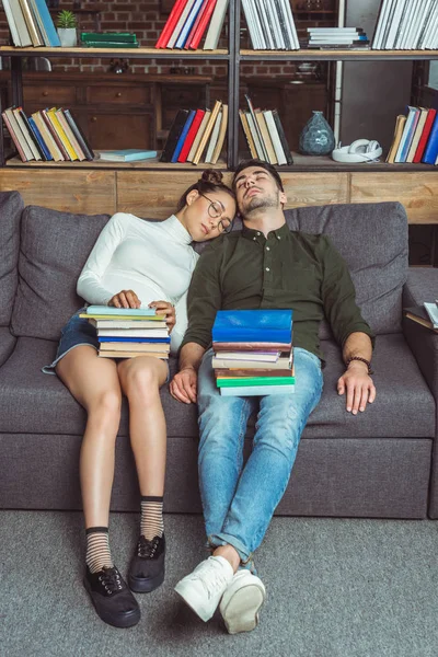 Casal dormindo com livros — Fotografia de Stock