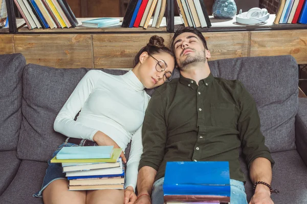 Casal dormindo com livros — Fotografia de Stock