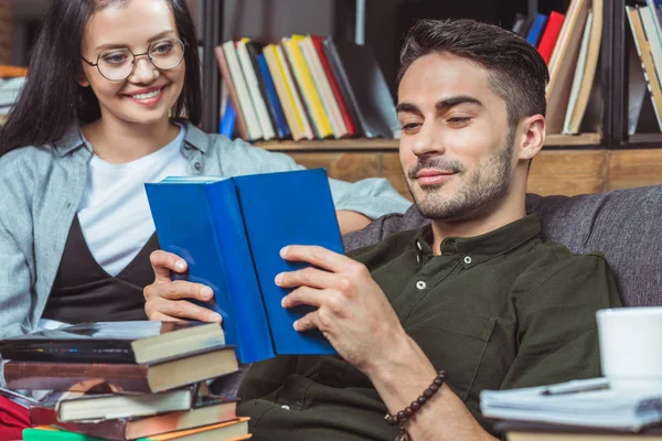 Livros de leitura de casal — Fotografia de Stock