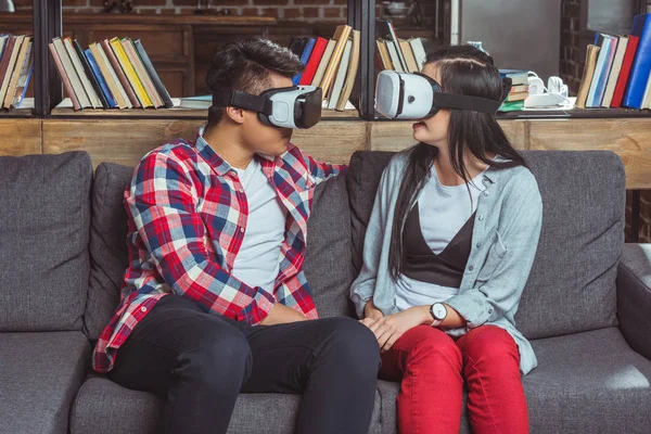 Paar met behulp van vr headsets — Stockfoto